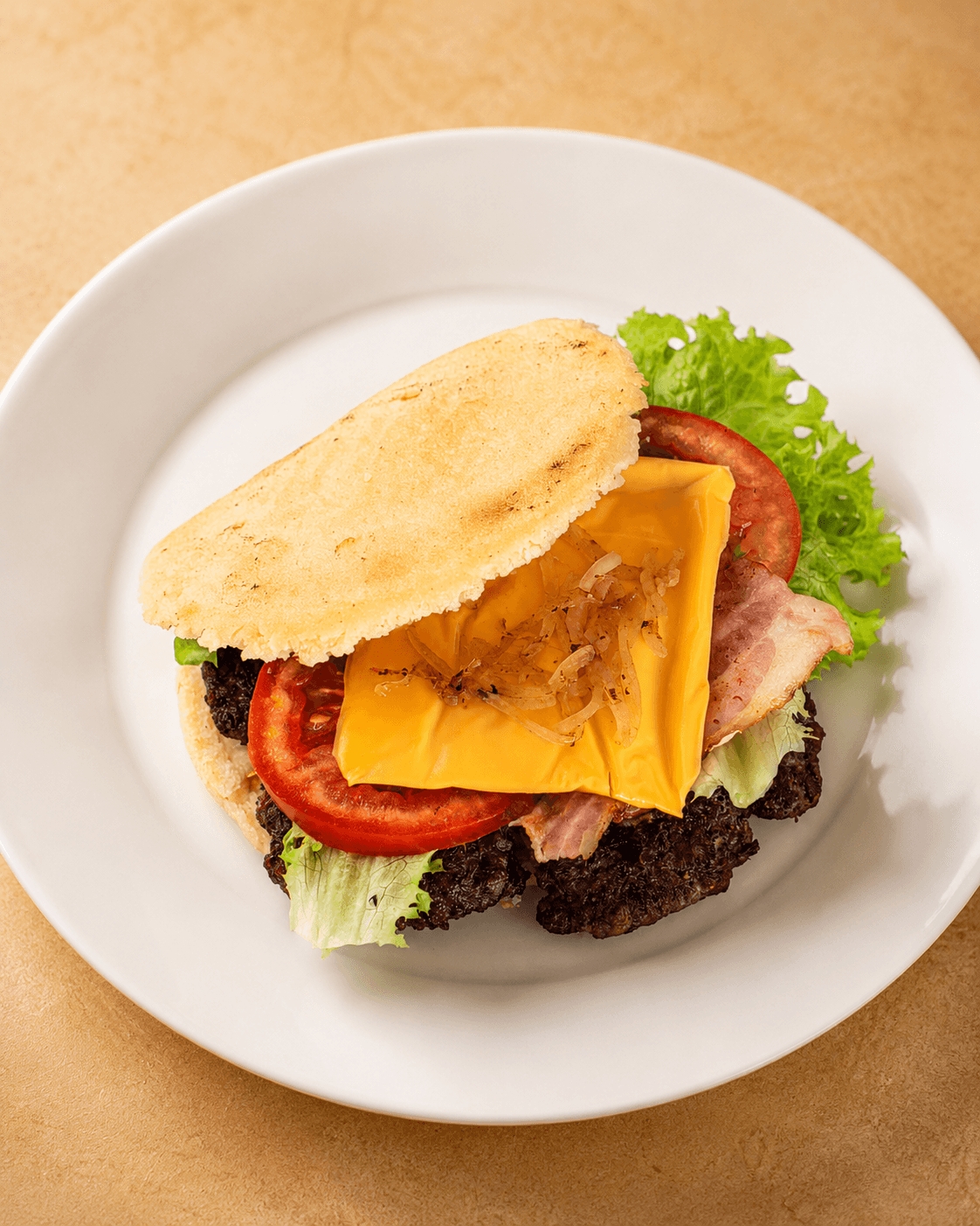 Arepa-Burger mit Rindfleisch, Käse und Bacon